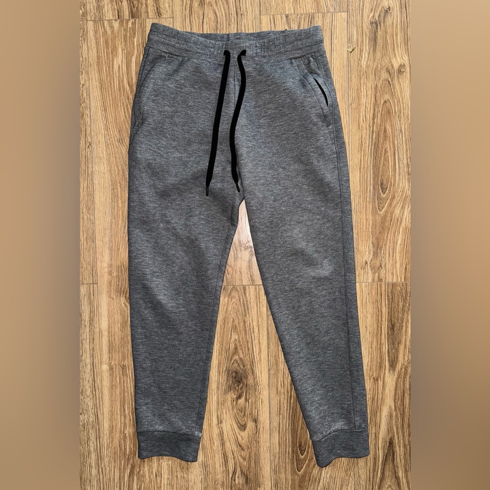 Men's 32 Degrees Gray Sweatpants with Tapered Leg and Elastic Waistband. Small.